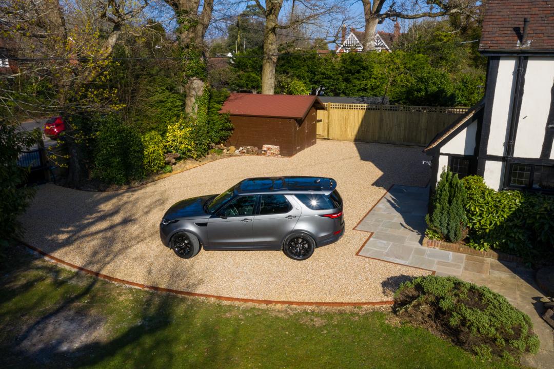 Gravel driveway ideas – exciting edging