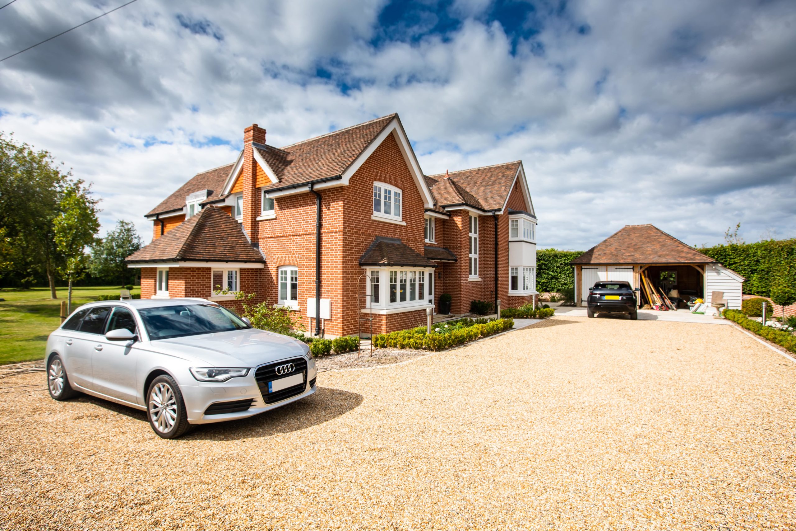 Example of a gravel driveway using Gravelrings landscape systems