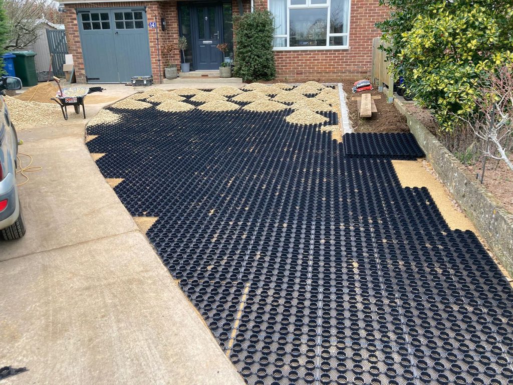 Gravelrings being laid for the new hybrid gravel driveway